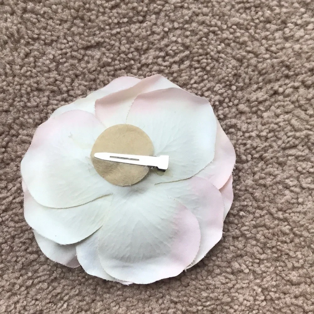 NWOT Flower Hair clip with pearls and rhinestones